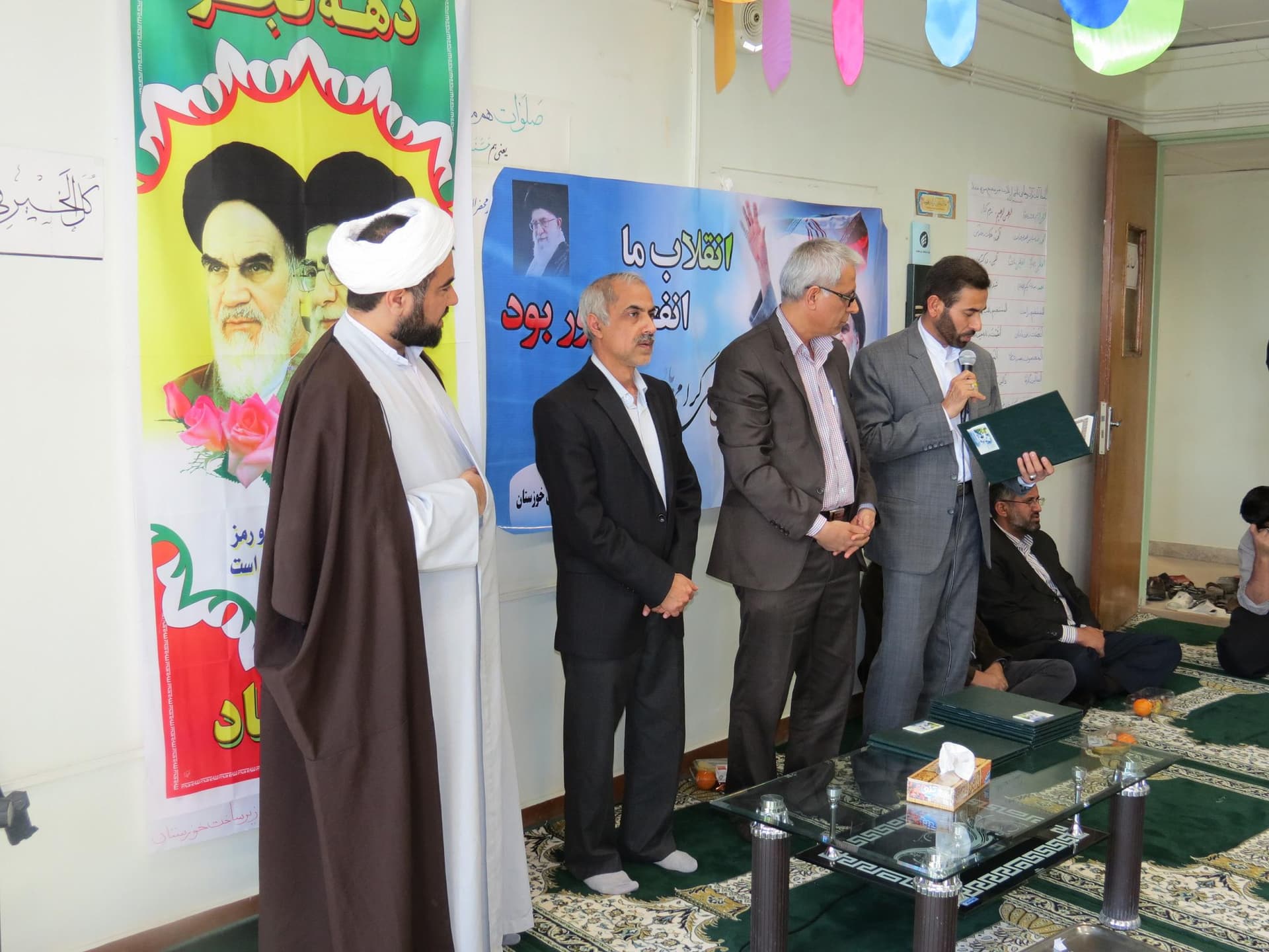 جشن مراسم گرامی داشت دهه فجر در اداره کل ارتباطات زیرساخت استان خوزستان برگزار شد