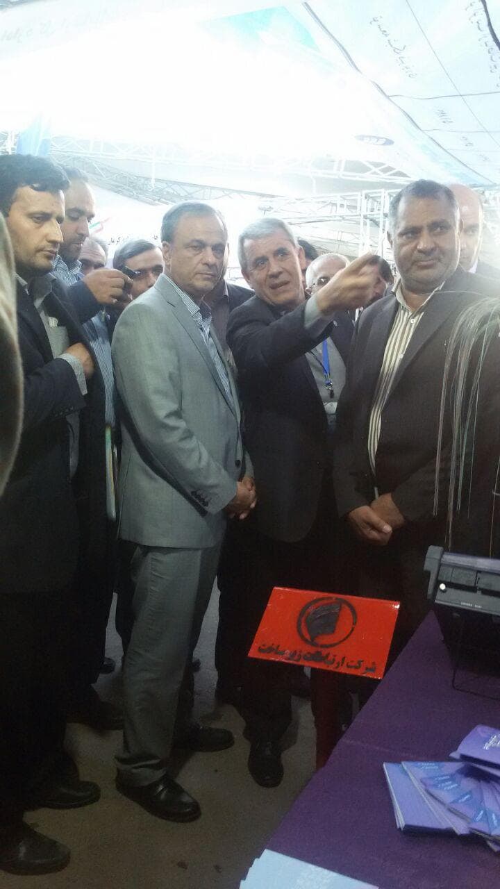 استاندار کرمان در نمایشگاه دستاوردهای دولت تدبیر و امید از غرفه اداره کل ارتباطات زیر ساخت استان کرمان  بازدید کرد