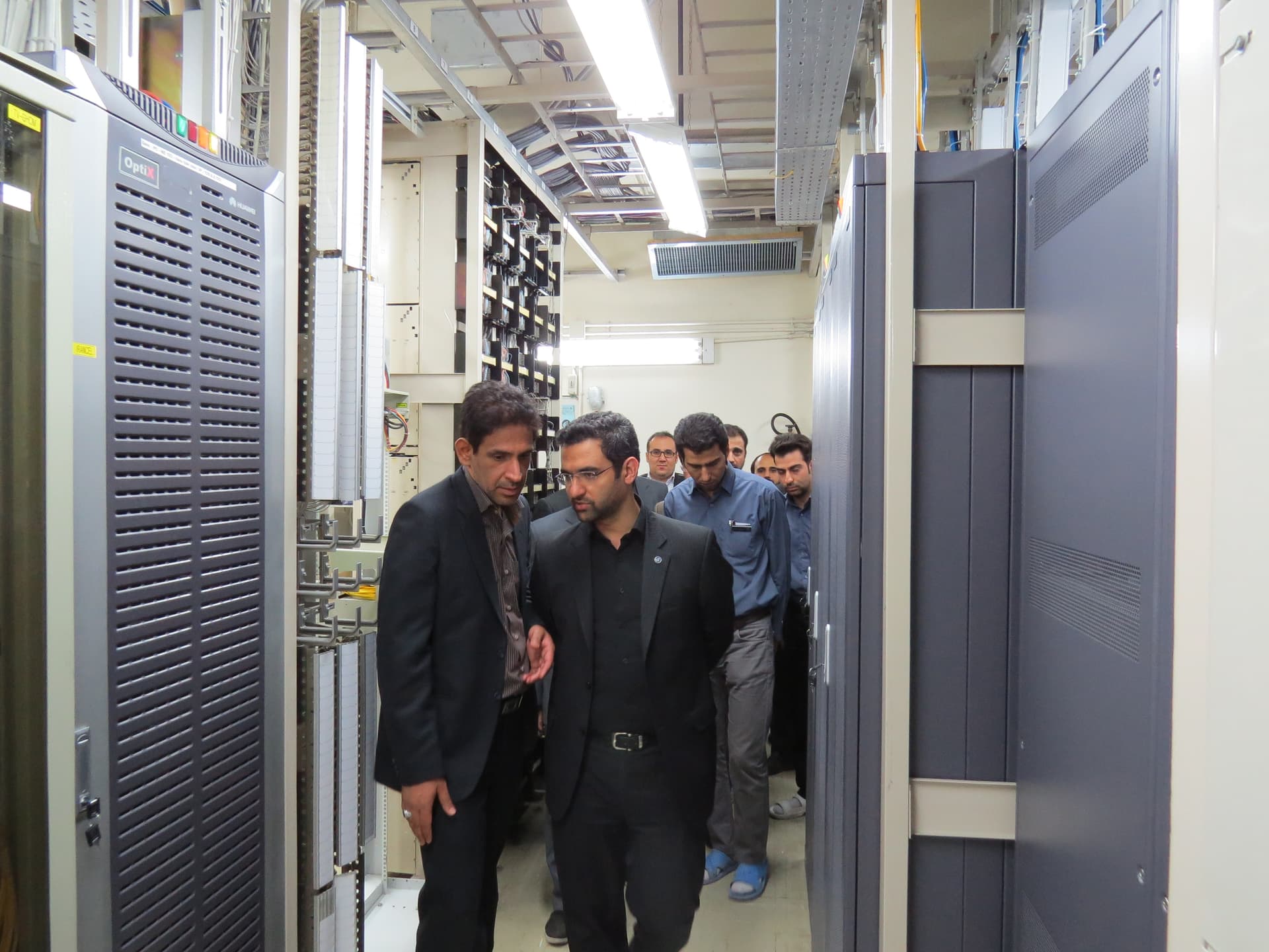 مهندس آذری جهرمی از روند پیشرفت  پروژه شبکه ملی اطلاعات در استان قم بازدید کرد