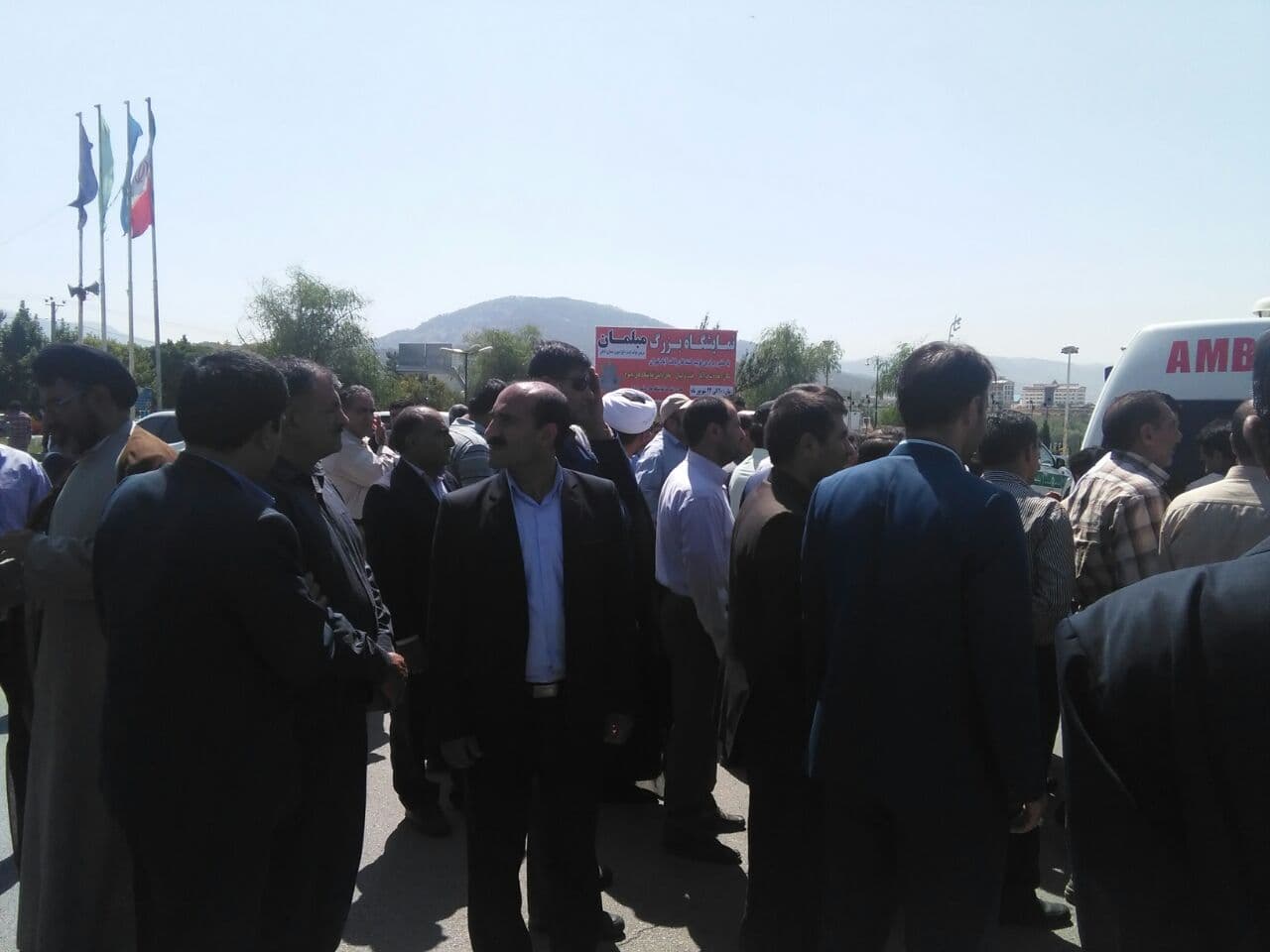 حضور کارکنان شرکت ارتباطات زیر ساخت استان کهگیلویه وبویر احمد در مراسم تشییع وخاکسپاری پیکر شهید سید عبدالخالق فرزادیان