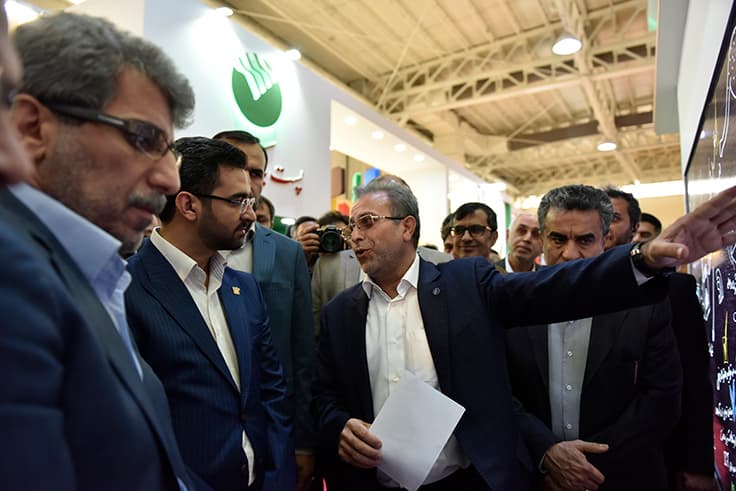 مهندس آذری جهرمی وزیر ارتباطات و فناوری اطلاعات  از غرفه شرکت ارتباطات زیر ساخت بازدید کرد