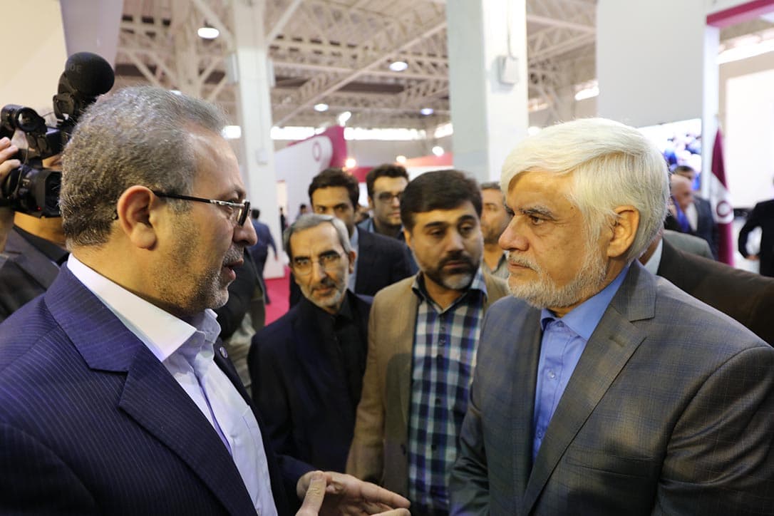 بازدید دکتر عارف و هیات همراه از غرفه شرکت ارتباطات زیر ساخت
