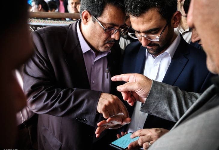 مهندس آذری جهرمی  اززیر ساختهای ارتباطات و فناوری اطلاعات پایانه مرزی شلمچه بازدید کرد