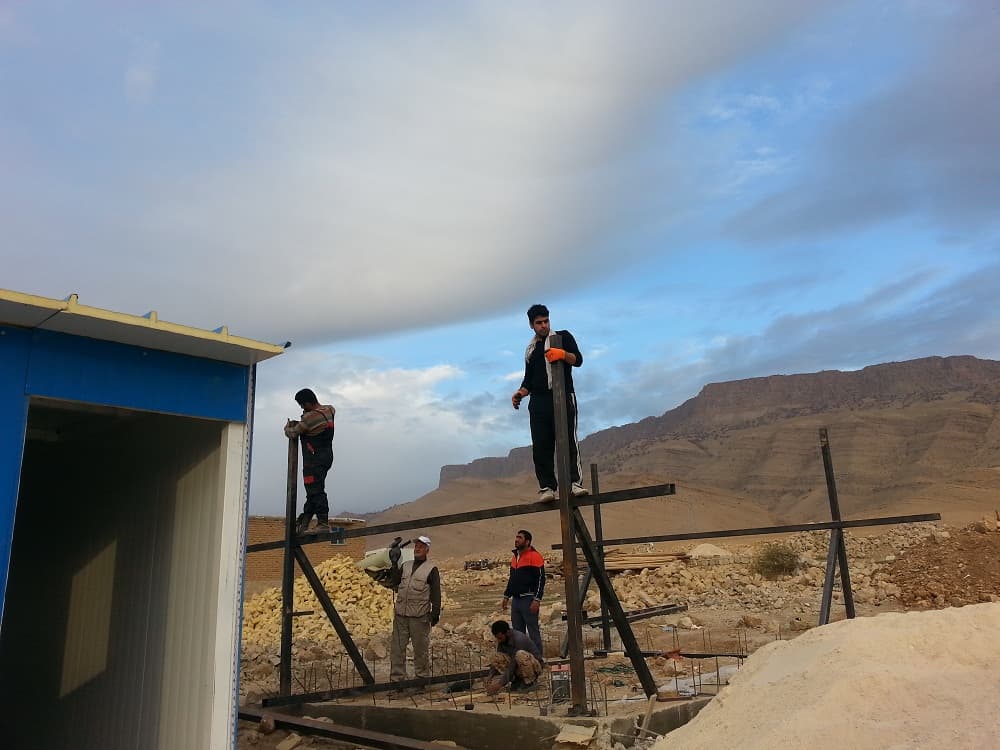 همکاری کارکنان اداره کل ارتباطات زیرساخت  کرمانشاه برای ساخت سرپناه برای زلزله زدگان
