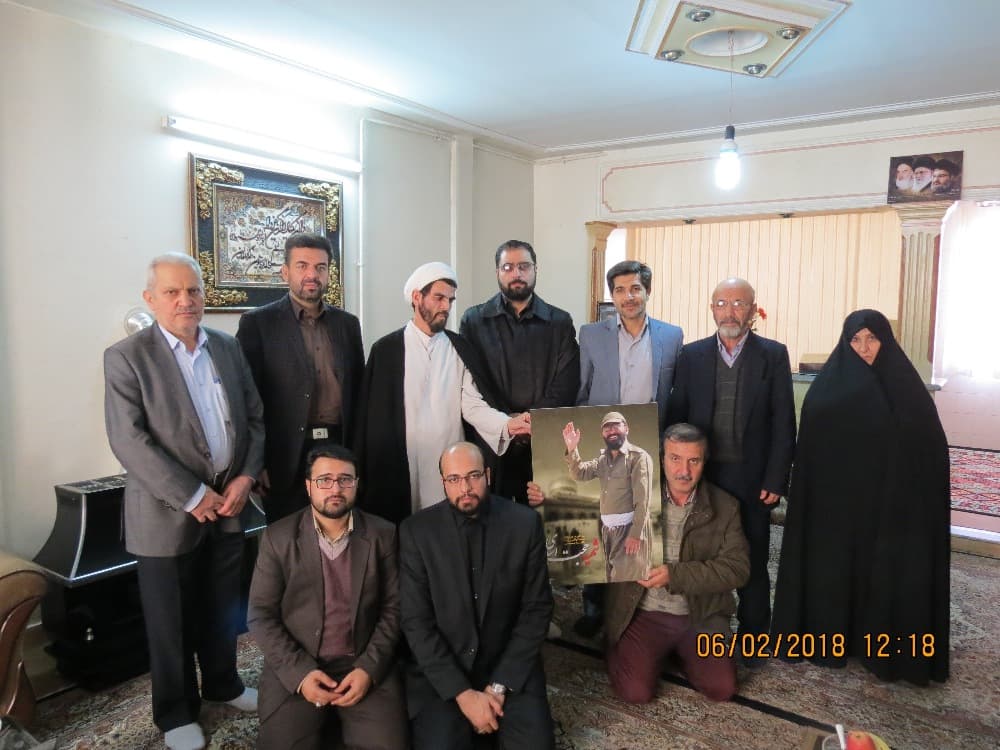کارکنان اداره کل استان قزوین  با خانواده شهید علی اکبر محمد قلی دیدار کردند