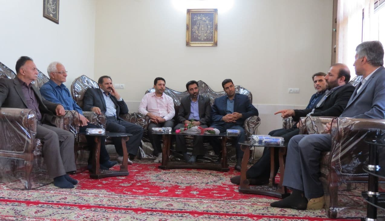 مدیر کل ارتباطات زیرساخت اصفهان با خانواده شهید نریمانی دیدار کرد