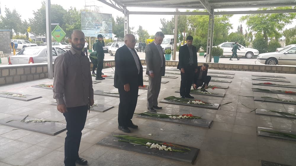 مدیر کل ارتباطات زیرساخت کرمانشاه باحضور در گلزار شهدا یاد آنان را گرامی داشت مدیر کل ارتباطات زیرساخت کرمانشاه باحضور در گلزار شهدا یاد آنان را گرامی داشت