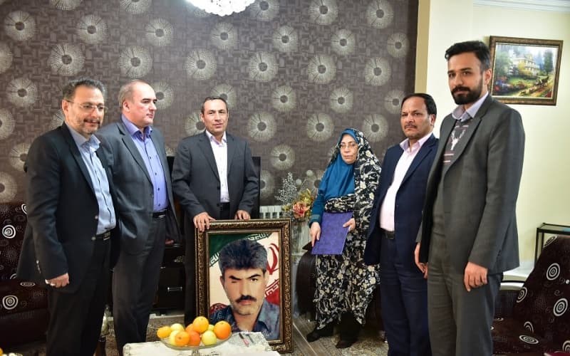 مدیرعامل شرکت ارتباطات زیرساخت از خانواده شهید محسن فاضلی تجلیل کرد