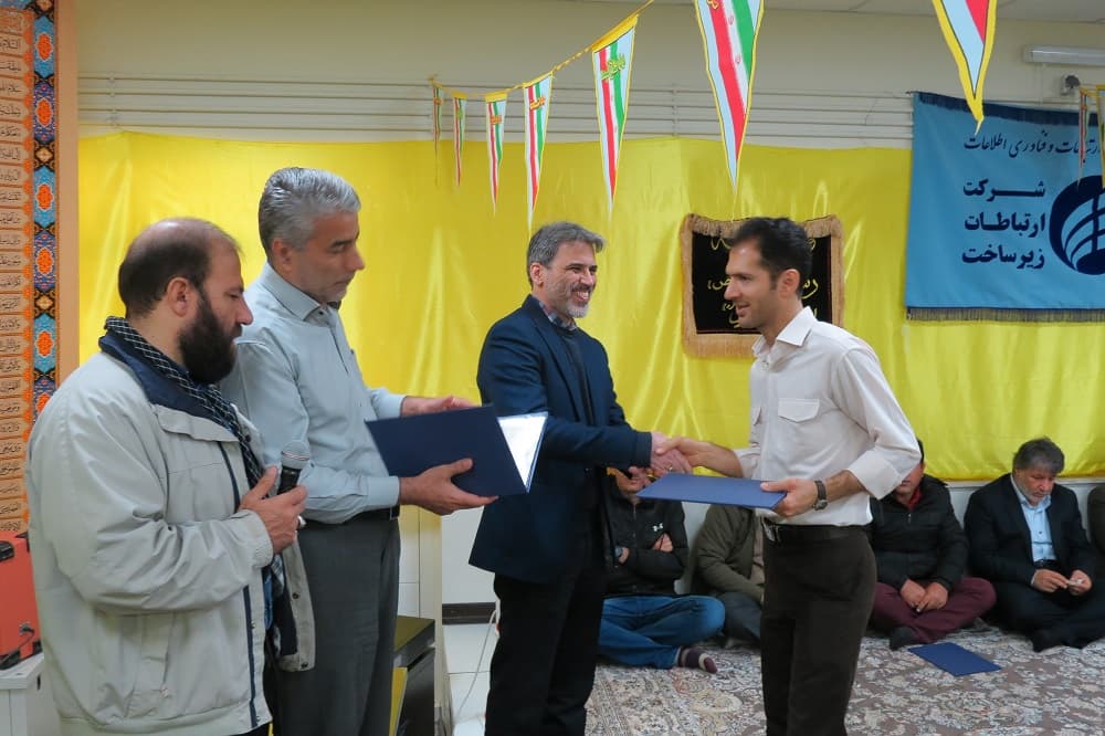 از خادمین نماز اداره کل ارتباطات زیرساخت استان اصفهان تقدیر شد