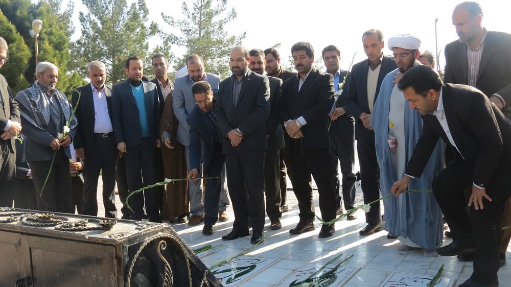 غباروبی وگل افشانی گلزارشهدای گمنام  بیرجندبه مناسبت روزشهداء