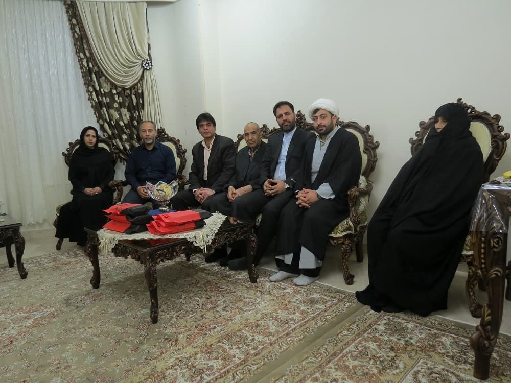 دیدار مدیرکل ارتباطات زیرساخت استان البرز با خانواده شهید