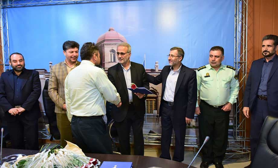 مهندس کشاورز عضو هیات مدیره شرکت ارتباطات زیر ساخت از یگان انتظامی مستقر در این شرکت تقدیر کرد مهندس کشاورز عضو هیات مدیره شرکت ارتباطات زیر ساخت از یگان انتظامی مستقر در این شرکت تقدیر کرد