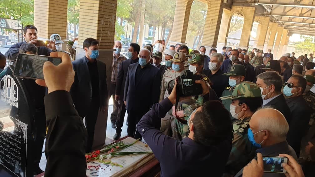 مدیر ارتباطات زیرساخت استان کرمانشاه باحضور در گلزار شهدا یاد شهیدان را گرامی داشت