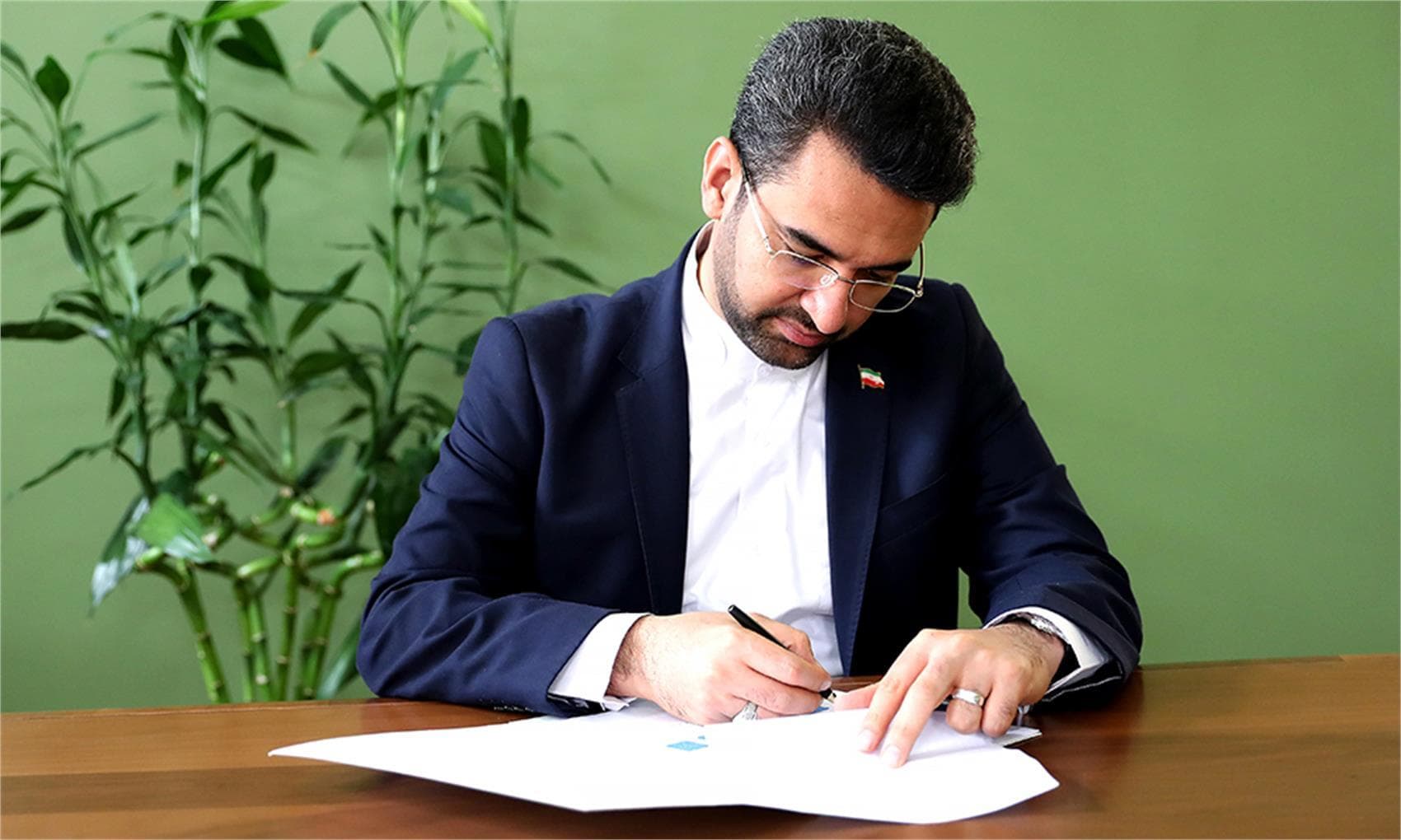 تقدیر وزیر ارتباطات و فناوری اطلاعات از مدیر ارتباطات زیرساخت هرمزگان تقدیر وزیر ارتباطات و فناوری اطلاعات از مدیر ارتباطات زیرساخت هرمزگان