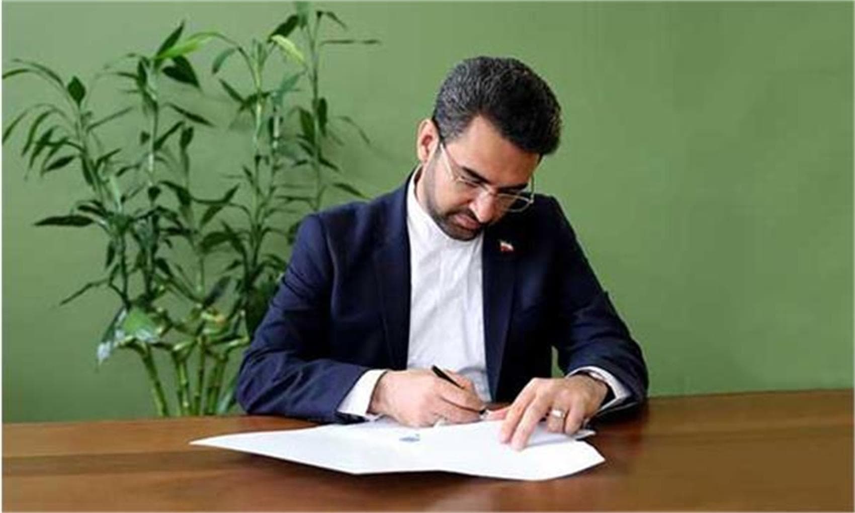 آذری جهرمی در پیام روز ارتباطات اعلام کرد:دسترسی 98 درصد مردم ایران به ارتباطات پایدار و پرسرعت