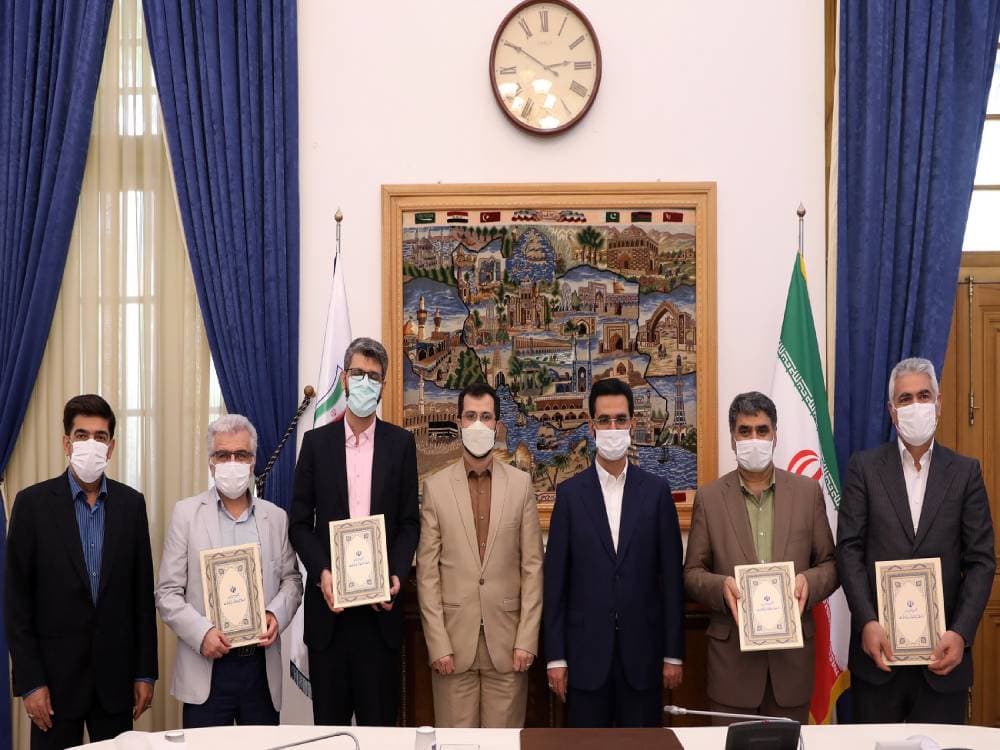 لوح تقدیر جشنواره شهید رجایی به شرکت ارتباطات زیرساخت اعطاء شد لوح تقدیر جشنواره شهید رجایی به شرکت ارتباطات زیرساخت اعطاء شد
