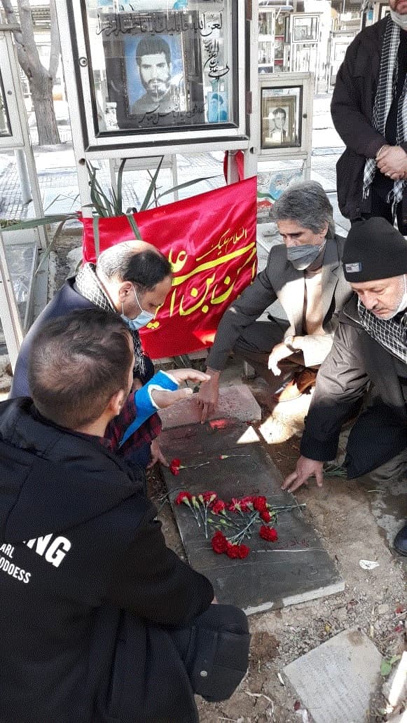 حضور کارکنان شرکت ارتباطات زیر ساخت در مراسم غبار روبی و عطر افشانی مزار شهدا