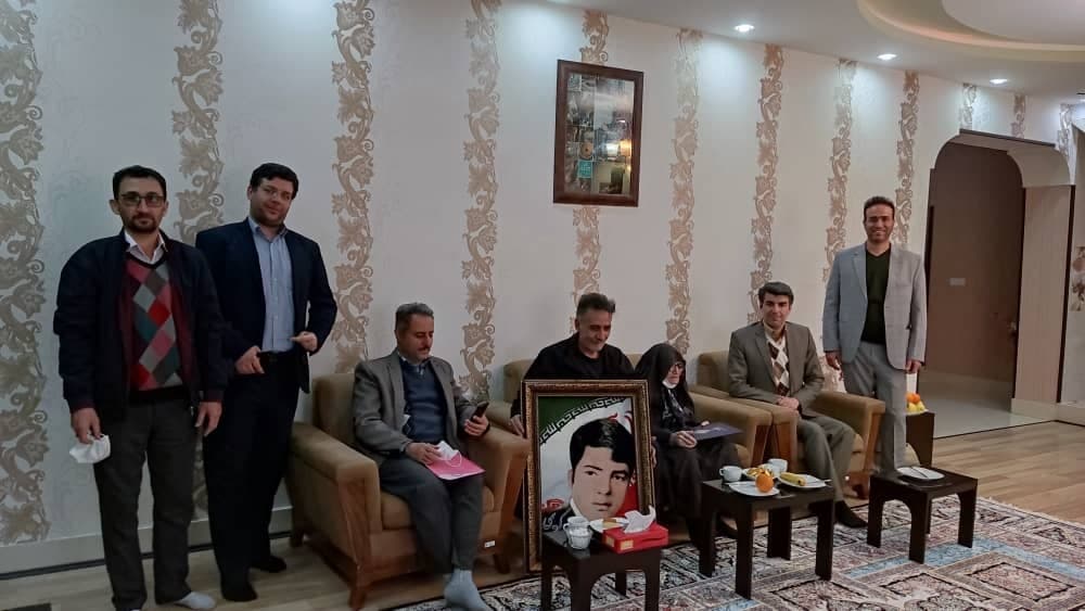 مدیر ارتباطات زیرساخت سمنان با خانواده شهید کریمی دیدار ​کرد