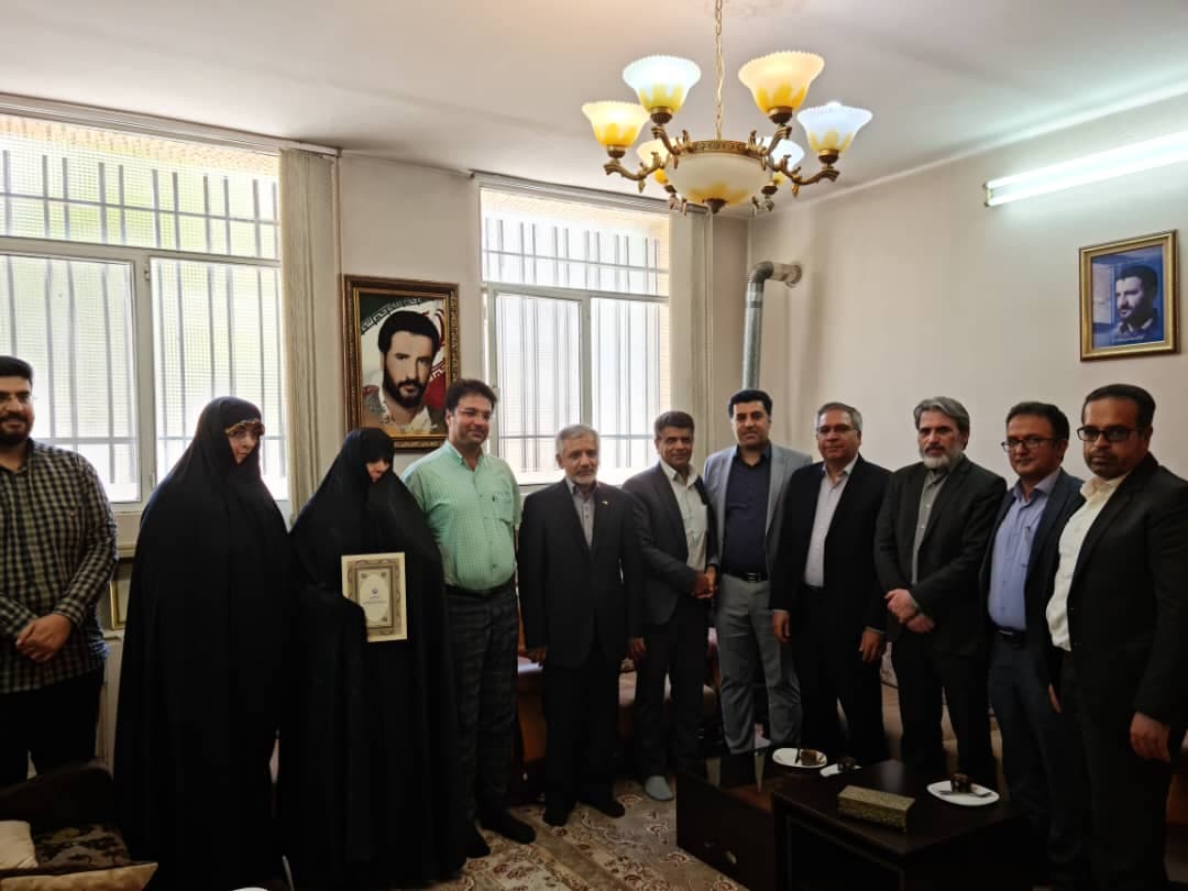 دیدار مدیر زیرساخت اصفهان با خانواده شهیدمهدی مرتضوی نژاد دیدار مدیر زیرساخت اصفهان با خانواده شهیدمهدی مرتضوی نژاد