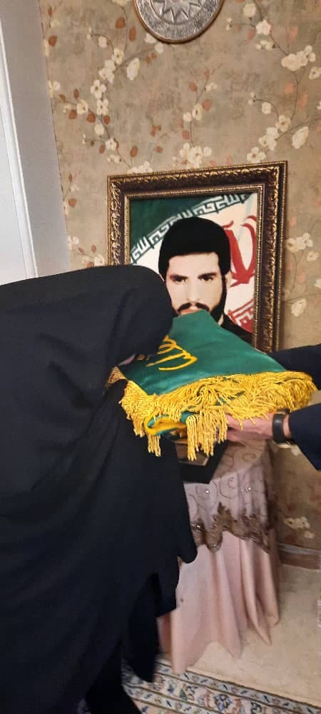 همسران شهدای والامقام شرکت ارتباطات زیرساخت، پرچم متبرک حضرت امام رضا(ع) را زیارت کردند. همسران شهدای والامقام شرکت ارتباطات زیرساخت، پرچم متبرک حضرت امام رضا(ع) را زیارت کردند.