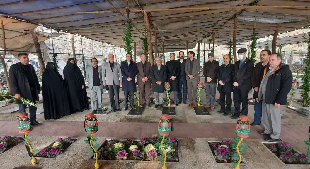 عطر افشانی و غبار روبی مزار شهدا توسط کارکنان شرکت ارتباطات زیرساخت