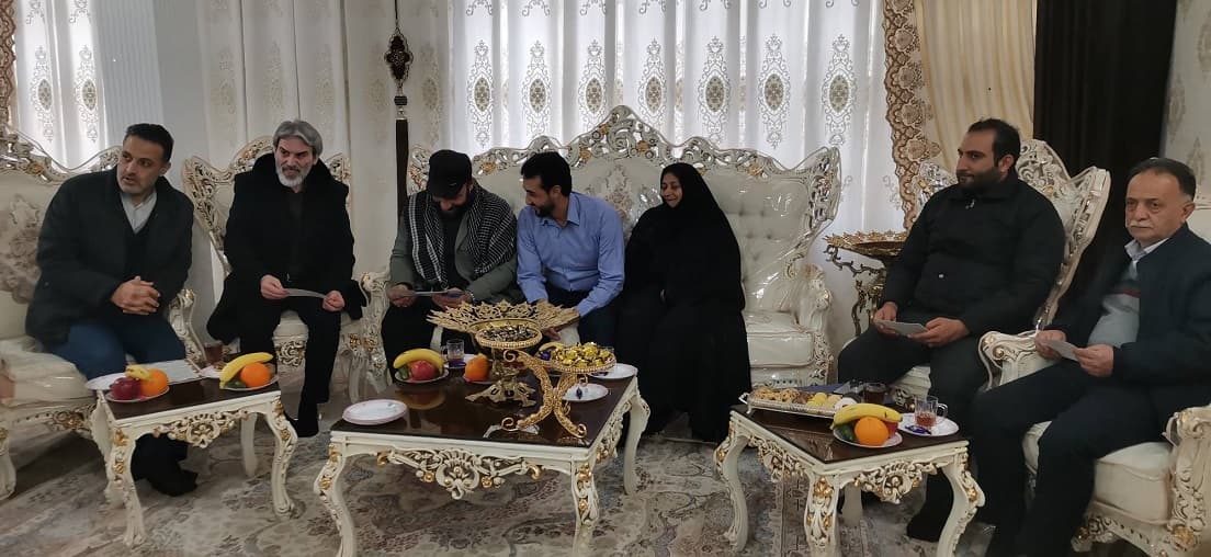 دیدار با خانواده شهید شاهمیری توسط مدیر ارتباطات زیرساخت استان اصفهان
