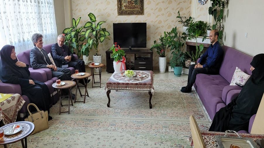 دیدار با خانواده شهید محسنی فاضل و شهید نصرالهی دیدار با خانواده شهید محسنی فاضل و شهید نصرالهی