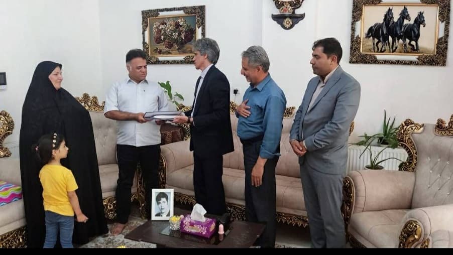 دیدار رئیس اداره ایثارگران زیرساخت با خانواده شهید محمد مهدی کریمی