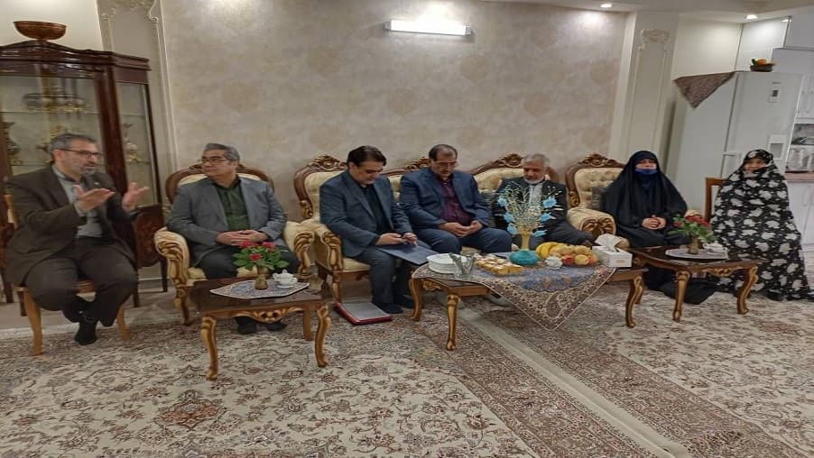 دیدار مسئول امور ایثارگران وزارت ارتباطات با خانواده شهید سامعی