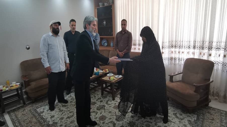 دیدار مدیر زیرساخت اصفهان با خانواده شهید ابراهیم کریمی بهرام آبادی دیدار مدیر زیرساخت اصفهان با خانواده شهید ابراهیم کریمی بهرام آبادی