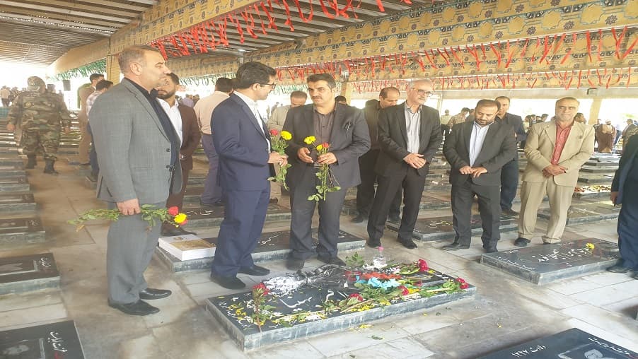 غبار روبی مزار مطهر شهدای گرانقدر دفاع مقدس توسط همکاران زیرساخت کرمانشاه
