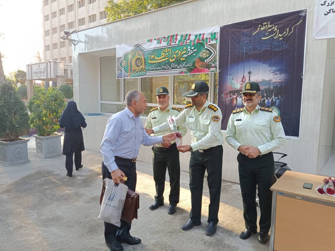 اهدای گل به همکاران زیرساخت توسط یگان انتظامی مستقر در وزارت ارتباطات اهدای گل به همکاران زیرساخت توسط یگان انتظامی مستقر در وزارت ارتباطات