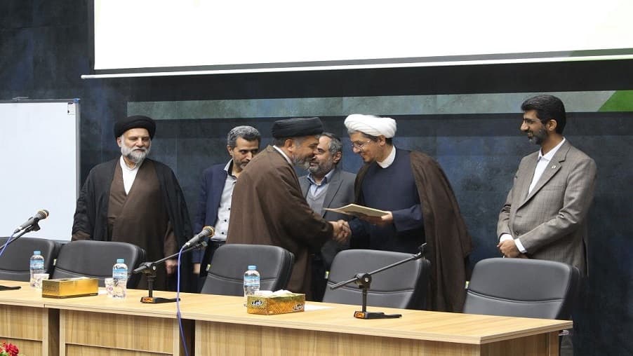 تقدیر از دبیر شورای اقامه نماز زیرساخت قم