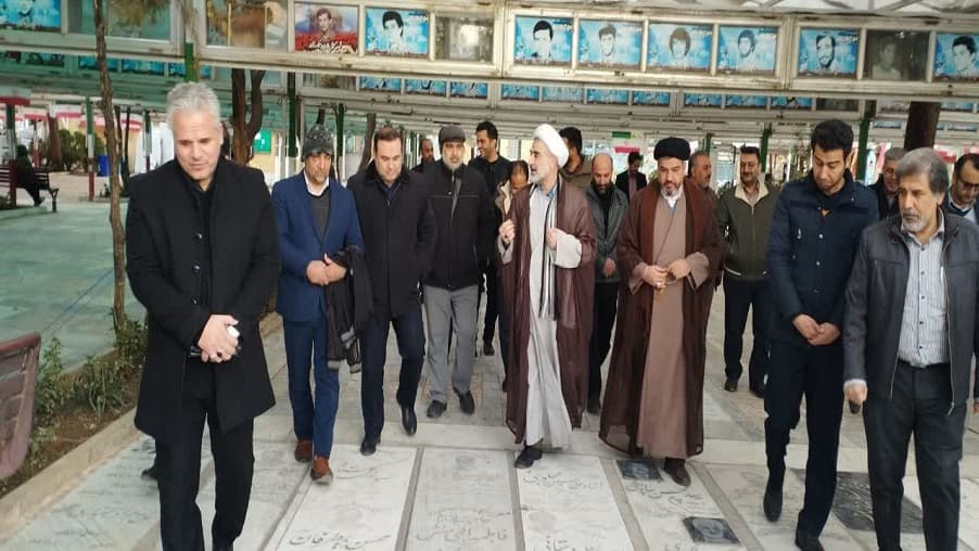 آیین غبار روبی گلزار شهدا با حضور کارکنان و مدیریت ارتباطات زیرساخت استان قم برگزار شد آیین غبار روبی گلزار شهدا با حضور کارکنان و مدیریت ارتباطات زیرساخت استان قم برگزار شد