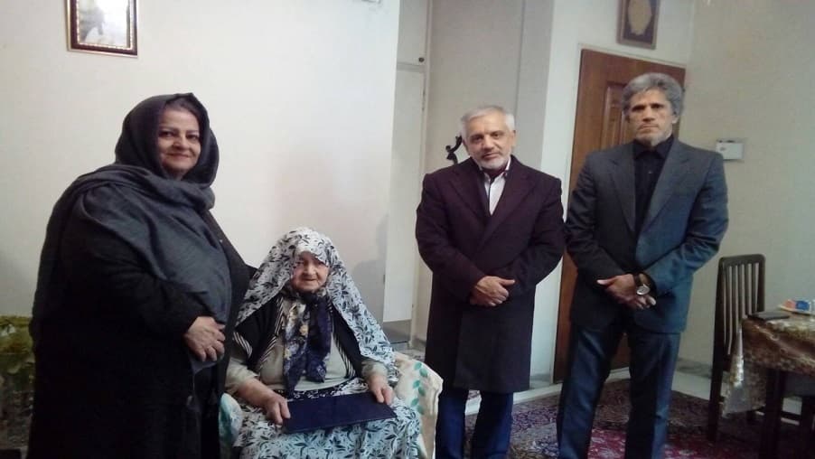 دیدار با مادر شهید محققین توسط اداره ایثارگران شرکت ارتباطات زیرساخت