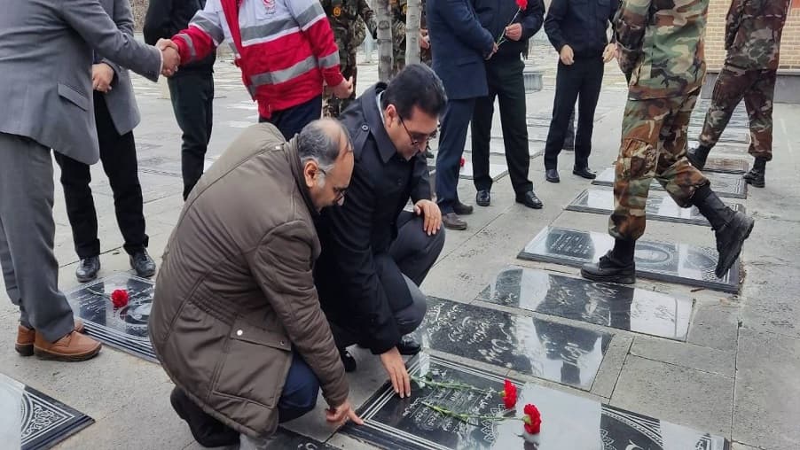 آئین غبارروبی مزار شهدا باحضور کارکنان و مدیر ارتباطات زیرساخت استان اردبیل برگزار شد آئین غبارروبی مزار شهدا باحضور کارکنان و مدیر ارتباطات زیرساخت استان اردبیل برگزار شد