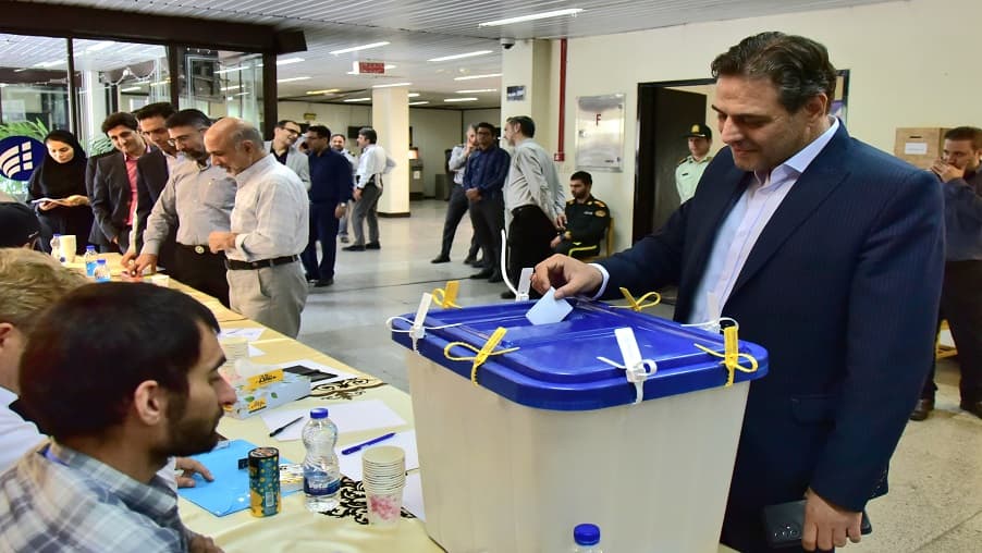 مدیرعامل شرکت ارتباطات زیرساخت رای خود را به صندوق انداخت