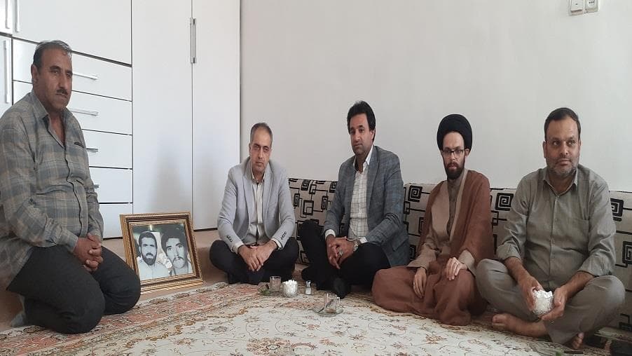 مدیر ارتباطات زیرساخت استان لرستان در منزل شهید قاسمی حضور یافت
