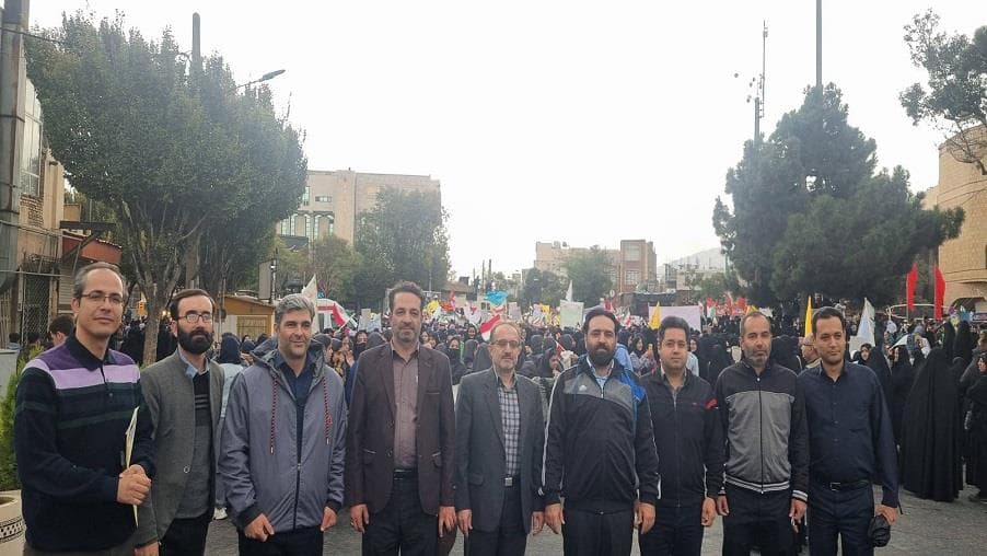 حضور مدیر و همکاران مدیریت ارتباطات زیرساخت استان مرکزی در راهپیمایی یوم الله ۱۳ آبان