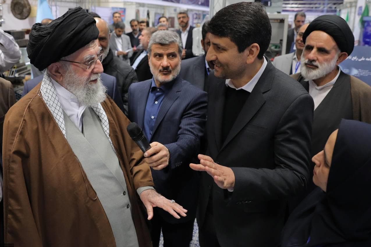 بازدید رهبر معظم انقلاب از غرفه وزارت ارتباطات بازدید رهبر معظم انقلاب از غرفه وزارت ارتباطات