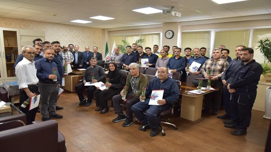 از کارگران نمونه بخش خدمات و فضای سبز شرکت ارتباطات زیرساخت تقدیر شد از کارگران نمونه بخش خدمات و فضای سبز شرکت ارتباطات زیرساخت تقدیر شد