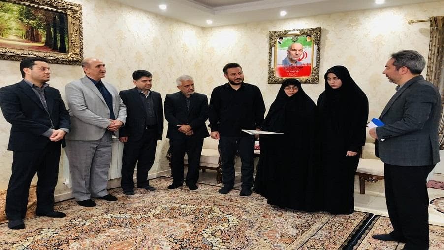 تجلیل از خانواده شهید احمدی تجلیل از خانواده شهید احمدی