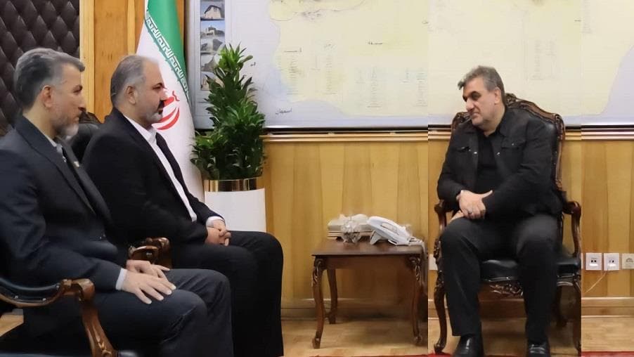 مدیر ارتباطات زیرساخت استان سمنان با استاندار و معاون توسعه مدیریت و منابع استانداری در محل استانداری دیدار کرد