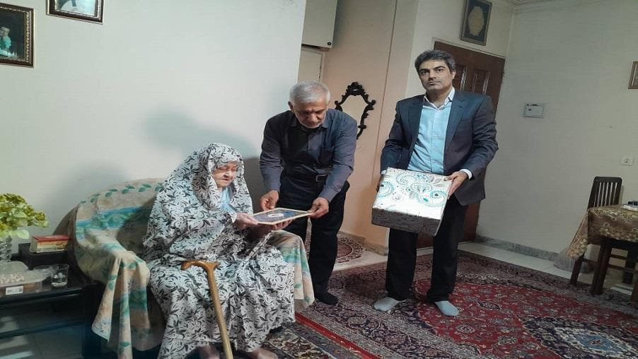 تجلیل از خانواده شهید محمد شمس محققین