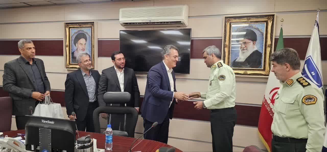 از همکاران یگان انتظامی مستقر در شرکت ارتباطات زیرساخت تجلیل شد
