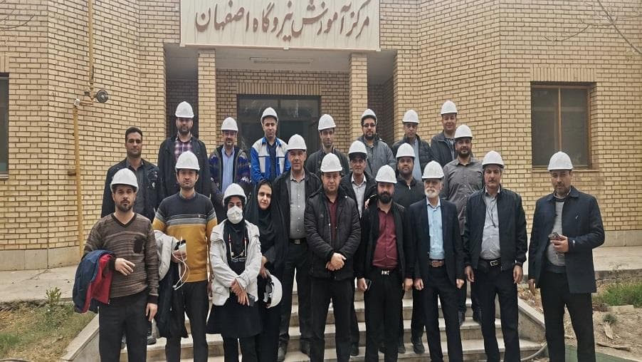 اردوی راهیان پیشرفت در نیروگاه برق اصفهان