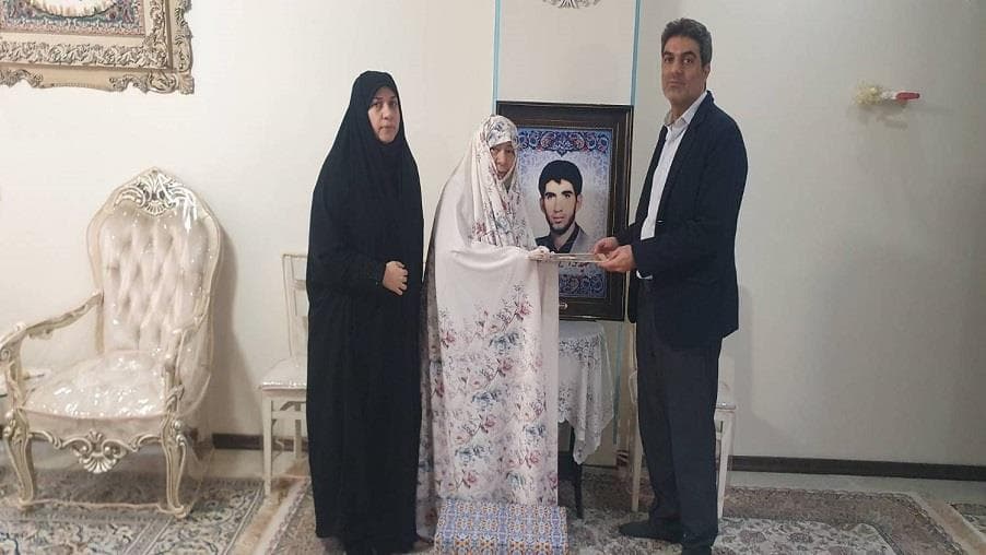 به مناسبت وفات حضرت ام‌البنین (س) از همسر شهید محمداسماعیل آل‌اسحق تجلیل شد