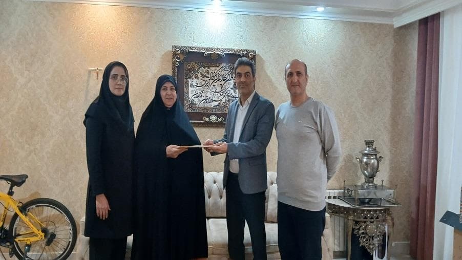 دیدار رئیس اداره ایثارگران با همسر و فرزندان شهید فرود ظاهری