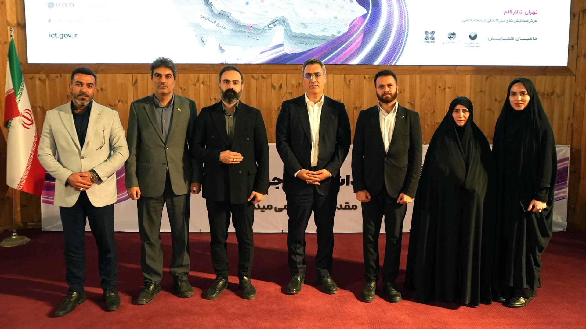 تجلیل از خانواده شهید «علی بایرام‌پور» در همایش «شریان‌های ارتباطی پایدار ایران»