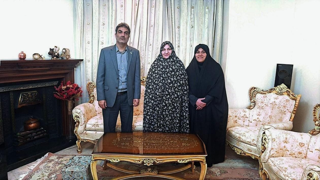 تجلیل رئیس اداره امور ایثارگران شرکت ارتباطات زیرساخت از خانواده شهید عبداله اهرابلی